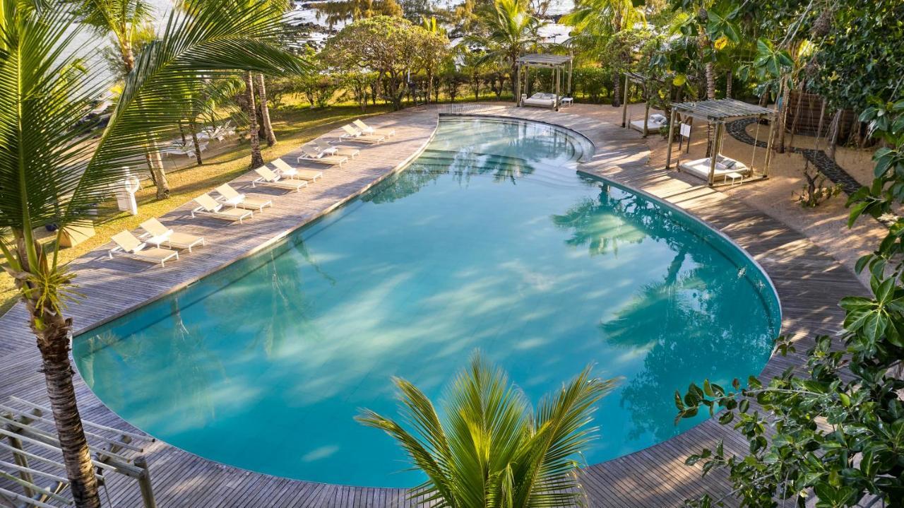 Lux* Grand Gaube Resort & Villas Экстерьер фото Swimming pool at the resort