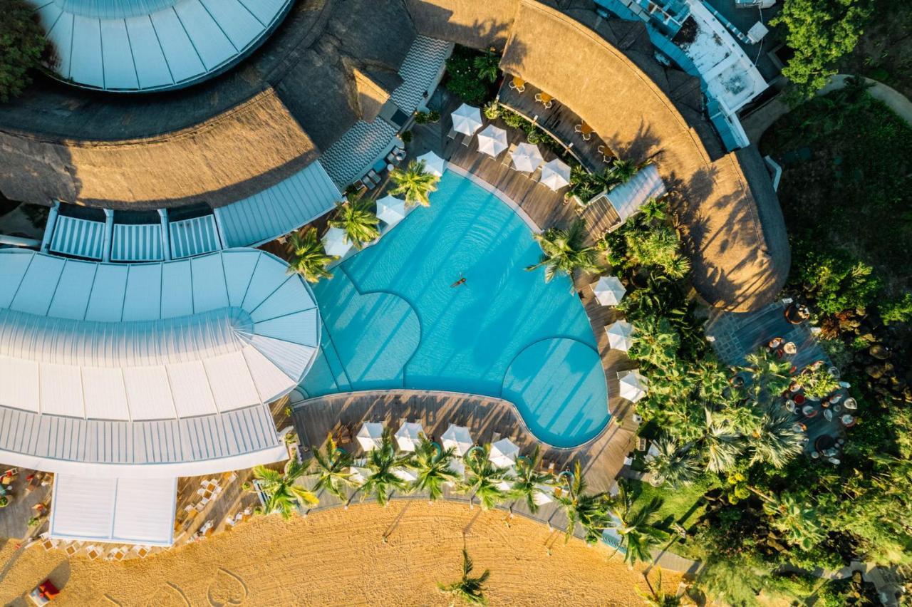 Lux* Grand Gaube Resort & Villas Экстерьер фото Aerial view of the pool