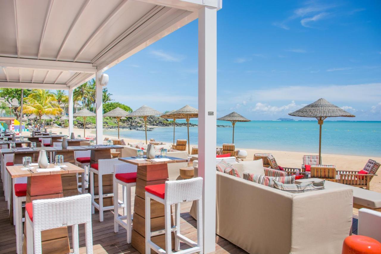 Lux* Grand Gaube Resort & Villas Экстерьер фото Beachfront dining at the resort
