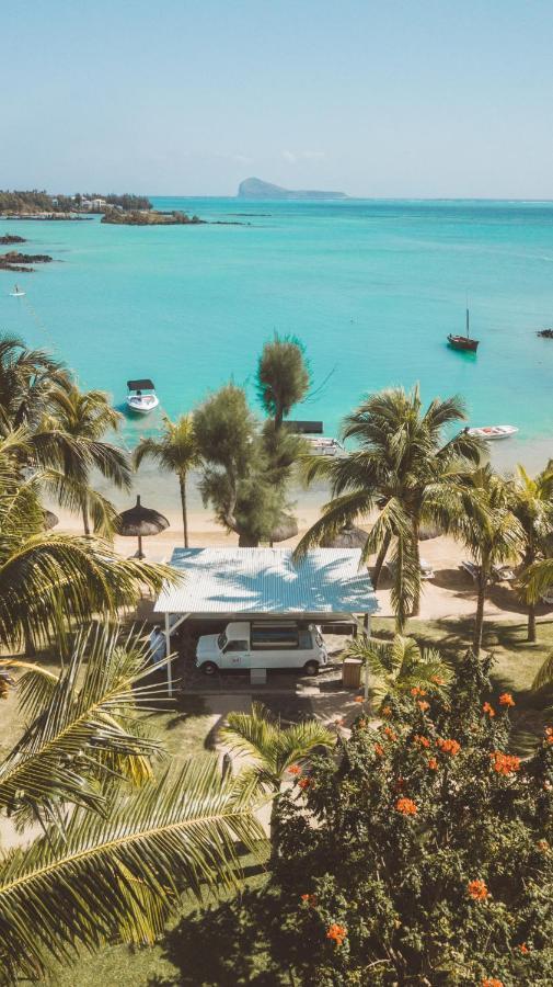 Lux* Grand Gaube Resort & Villas Экстерьер фото Beach at the resort
