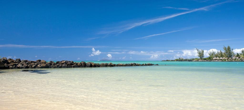 Lux* Grand Gaube Resort & Villas Экстерьер фото View of the beach