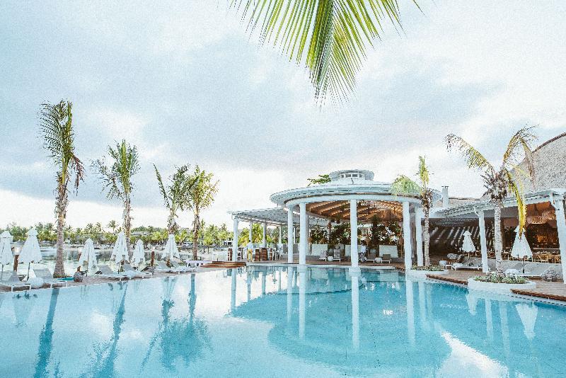 Lux* Grand Gaube Resort & Villas Экстерьер фото The swimming pool at the resort